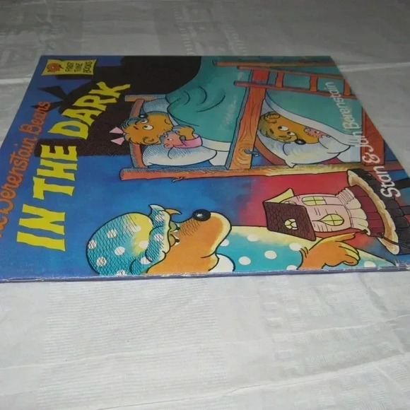 The Berenstain Bears IN THE DARK Color Illustrated Paperback Learning Read Book - Picture 3 of 4